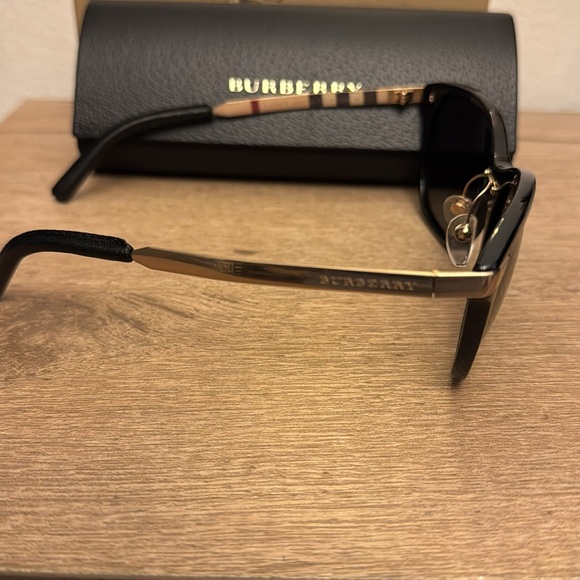 Burberry house check pattern wayfarer Sunglasses - Picture 4 of 6